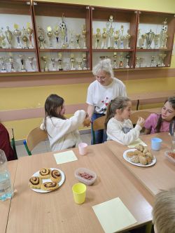 Projekt „Bullerbyn w Łysomicach” i klasowa nocowanka w szkole