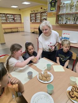 Projekt „Bullerbyn w Łysomicach” i klasowa nocowanka w szkole