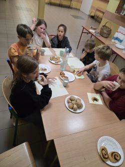 Projekt „Bullerbyn w Łysomicach” i klasowa nocowanka w szkole