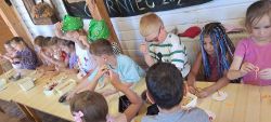Wycieczka klas 0a i 0b do Wioski Ginących Zawodów w Koronowie