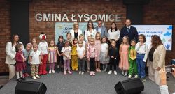 "Słowa, które czarują - polskie poetki dzieciom darują"