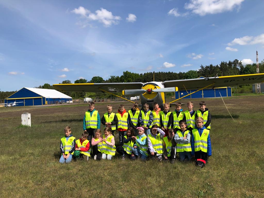 Uczniowie klas II A zwiedzili lotnisko Aeroklubu Toruńskiego
